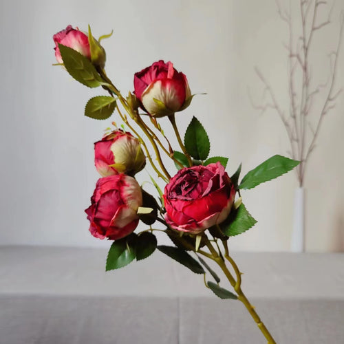 Lebensechte Rosenblütenzweig