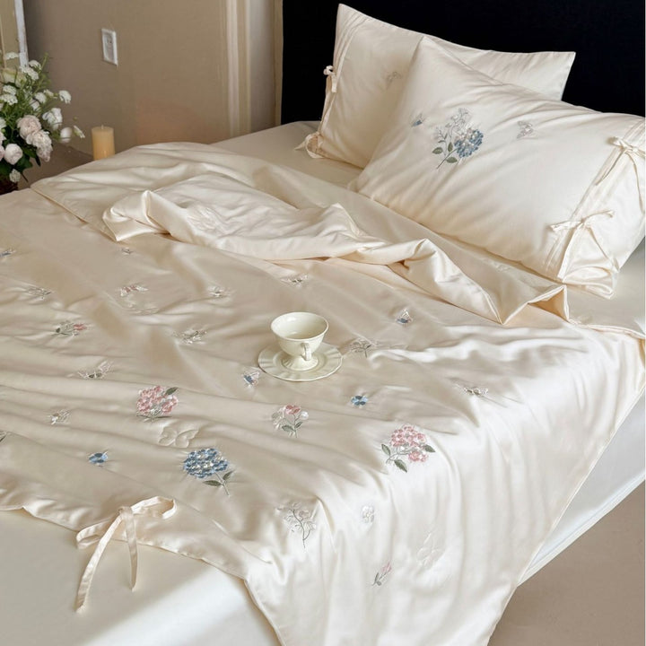 Gestepptes Bettüberwurf-Set mit fein besticktem Blumenrelief und Bandbefestigung Karnz