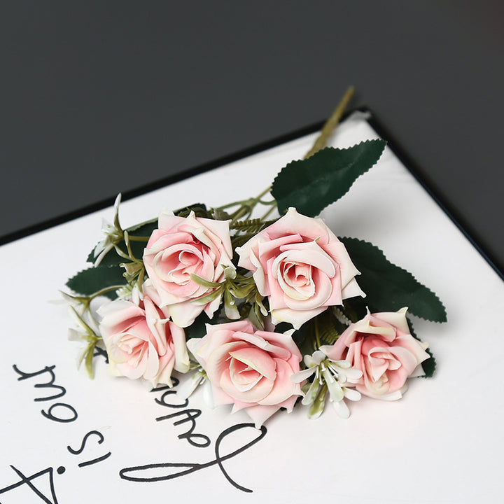 Realistischer künstlicher Rosenstrauß