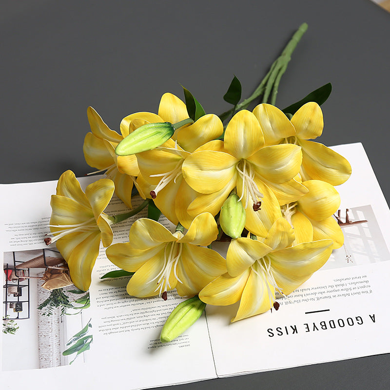 Realistischer lebensnaher Lilienblumenstrauß