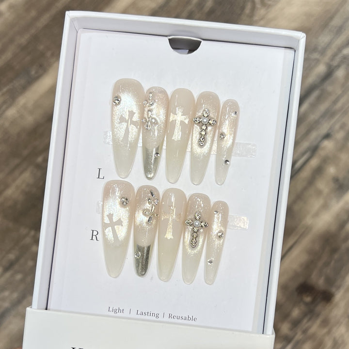 Elegantes Dekoratives Press-On-Nagelset mit Strass-Kreuzakzenten Karnz