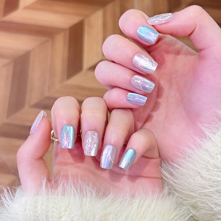 Kunstvolle Nagelspitzen mit floralem Design Karnz