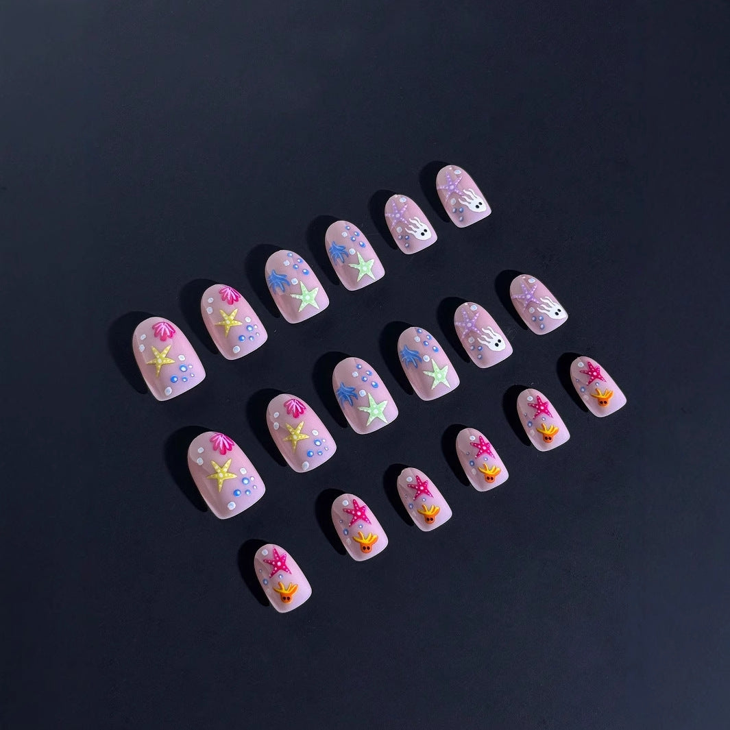Kunstnagelset mit maritimem Design und bunten 3D-Akzenten Karnz