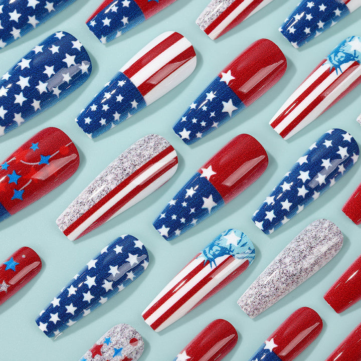 Kreative Nagelkunst mit patriotischem Design Karnz