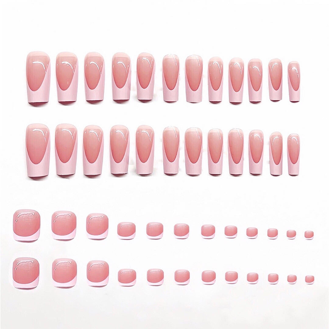 Elegantes French Tip Nagelset Karnz