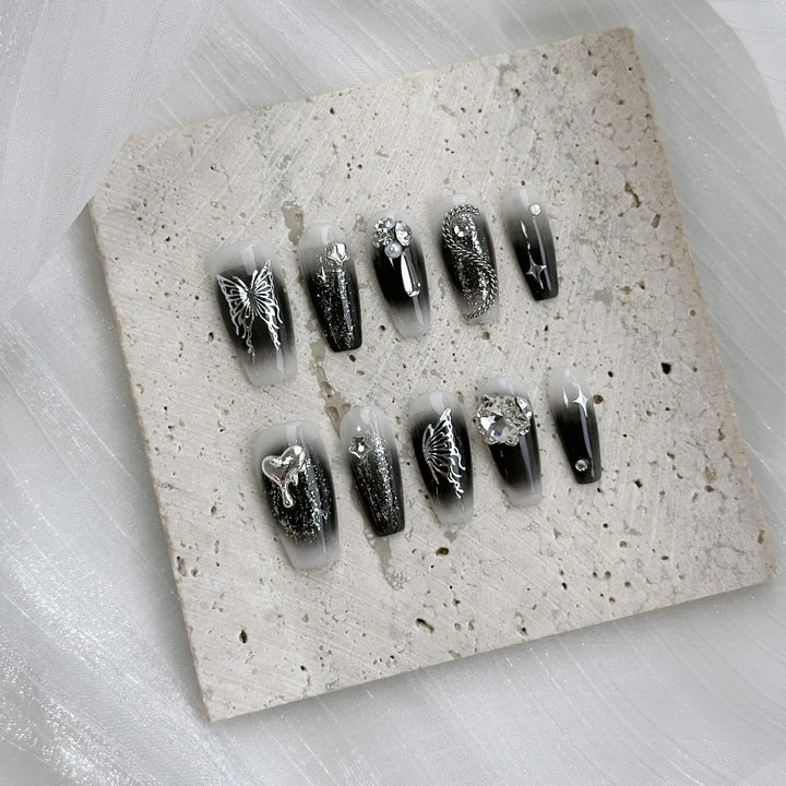Glamouröses Press-On Nagelkunstset mit silbernen Verzierungen