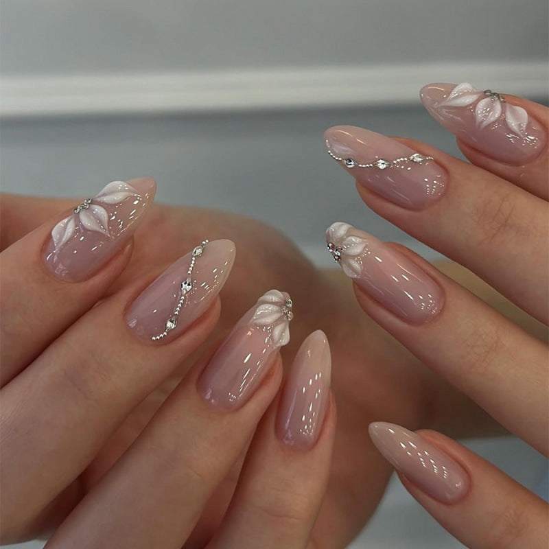 Elegante Kunstnägel mit floralen Verzierungen Karnz