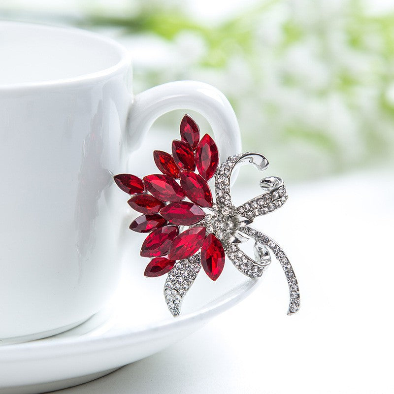 Funkelnde Brosche mit Floralen Design Karnz