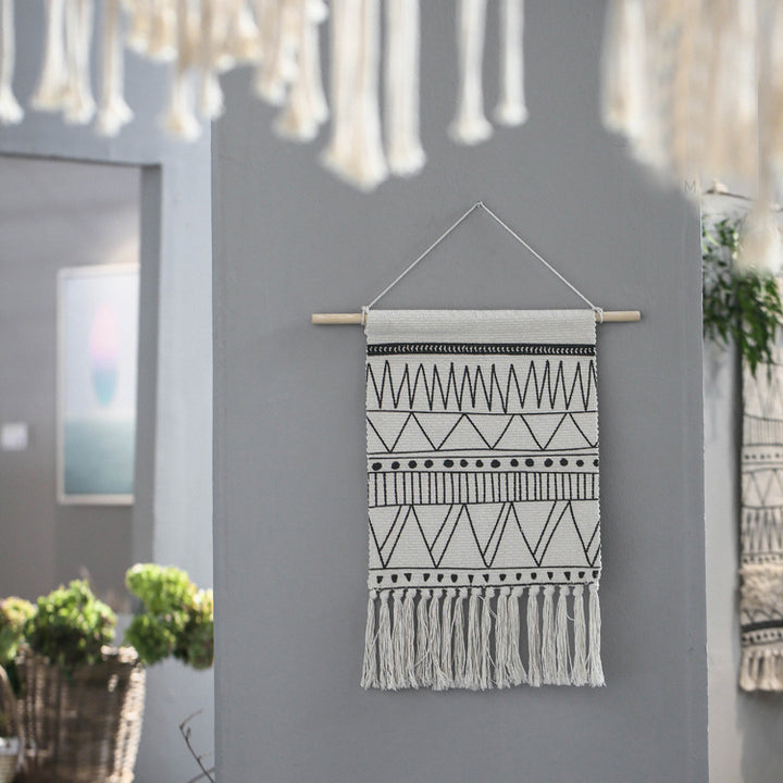 Gewebter Boho-Wandbehang mit Fransen und grafischem Ethno-Muster Karnz