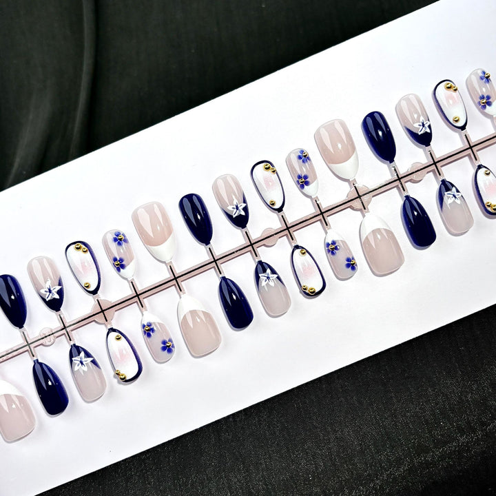 Elegantes, mit Blumen und Sternen verziertes Press-On-Nagelset