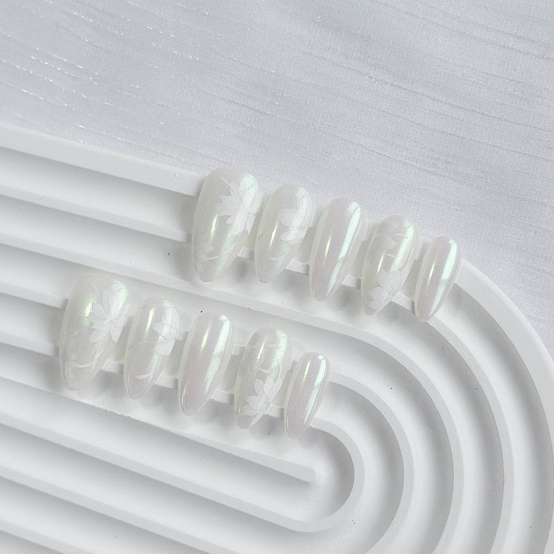 Künstlerisches Press-On Nageldesign mit floralen Mustern