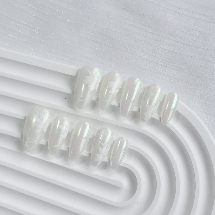 Künstlerisches Press-On Nageldesign mit floralen Mustern