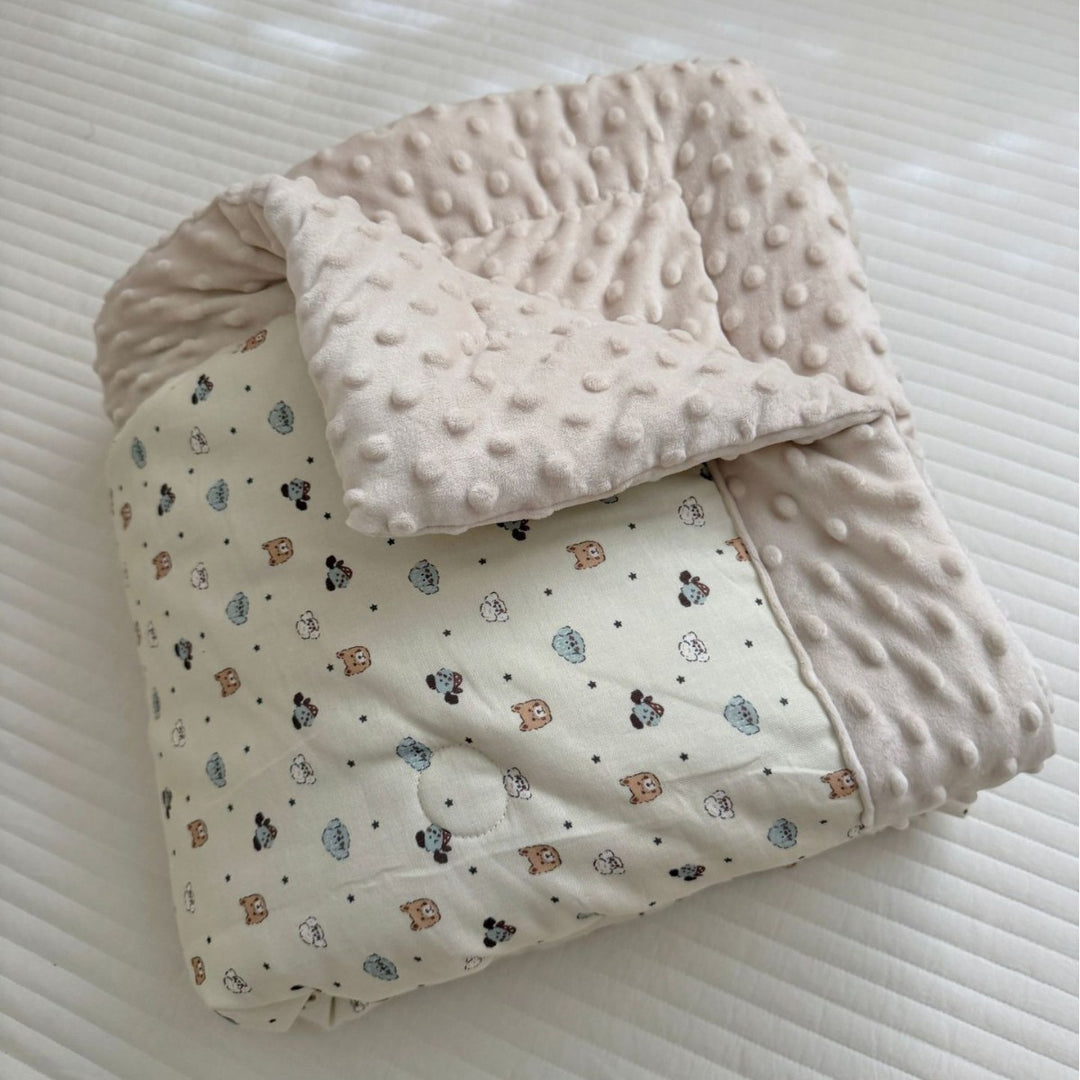 Wendbare Minky Dot Babydecke mit Baumwoll-Teddy-Druck und gestepptem Futter