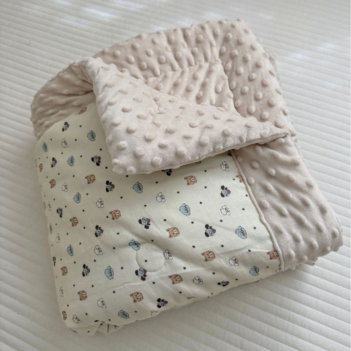 Wendbare Minky Dot Babydecke mit Baumwoll-Teddy-Druck und gestepptem Futter