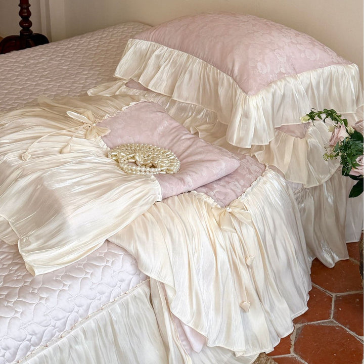 Luxuriöses Rüschen-Bettwäsche-Set aus Satin mit Steppdecke und Bettrock