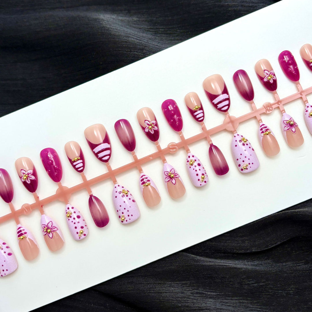 Dekoratives Press-On Nagelkunstset mit floralen Verzierungen