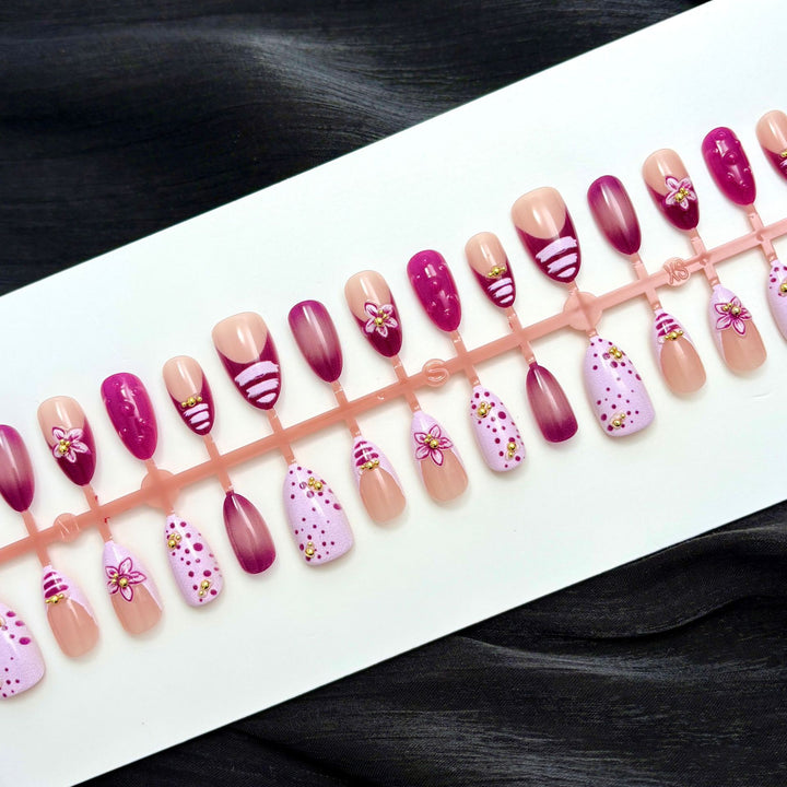 Dekoratives Press-On Nagelkunstset mit floralen Verzierungen