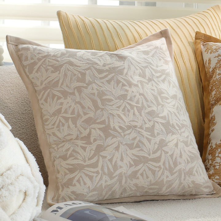 Quadratischer Zierkissenbezug mit feinem Jacquard‑Blattrelief, Paspelrand und pflegeleichtem Baumwoll‑Mix Karnz