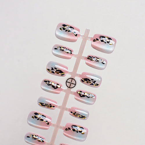 Künstlerisches Press-On Nagelset mit floralen Akzenten Karnz