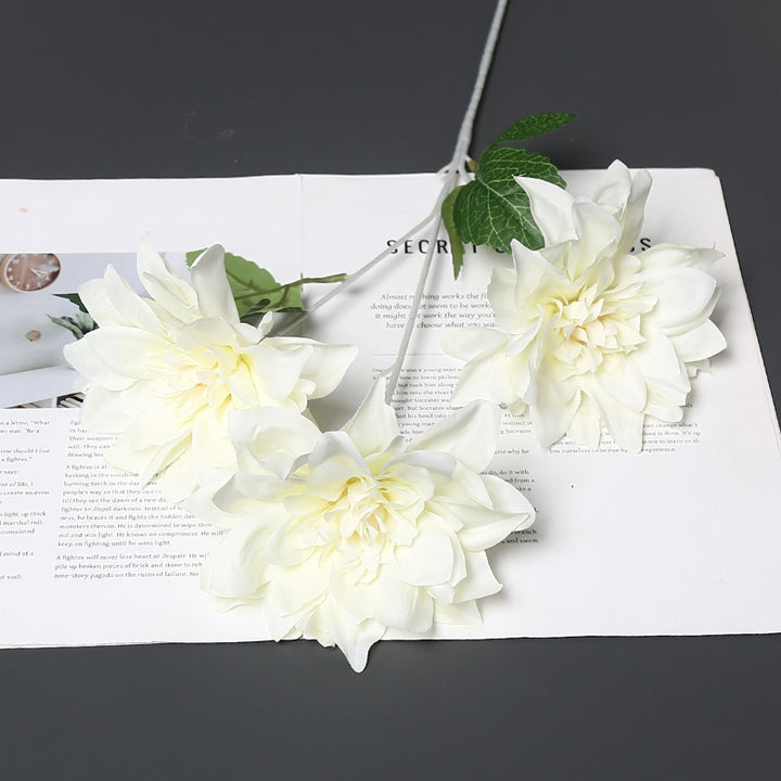 Lebensechte Stoffblumenarrangement