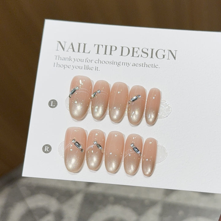 Kunstnagelspitzen mit Elegantem Farbverlauf und Strassakzenten Karnz