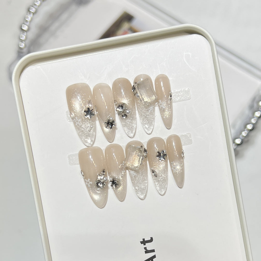 Künstlerisches Press-On-Nageldesign