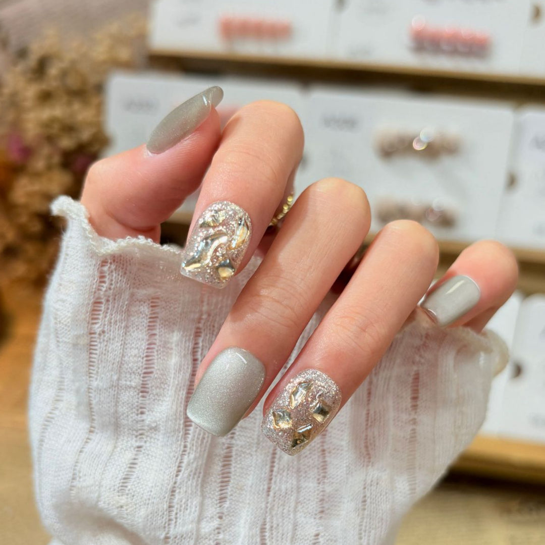 Dekorativer Press-On-Nagelkunst-Set mit funkelnden Strass-Akzenten Karnz