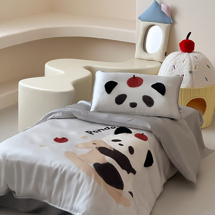 Kinderbettwäsche aus seidenmattem Satin mit illustrativem Panda- und Apfelprint sowie feiner Paspel