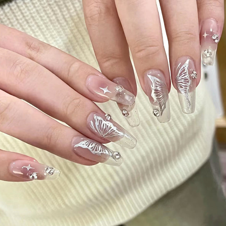 Kunstvolle Nagelverlängerungen mit elegantem Floral-Design Karnz