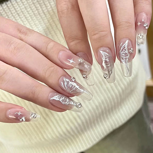 Elegante Kunstnägel mit floralen Designs und Glitzerakzenten Karnz