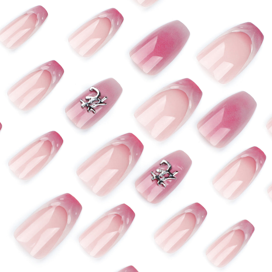Kunstvolle Stiletto-Nägel mit floralen Akzenten und 3D-Details Karnz