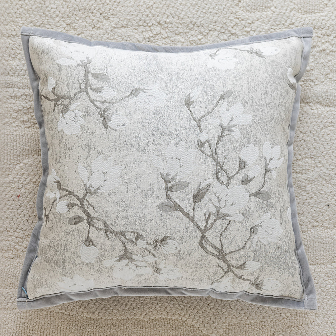 Dekoratives Kissen mit floralen Motiven