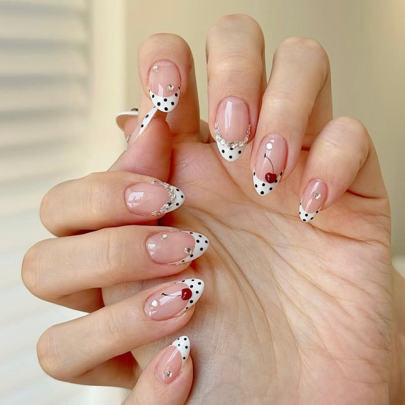 Kunstnagelset mit polka-nervigen Akzenten und funkelnden Details Karnz