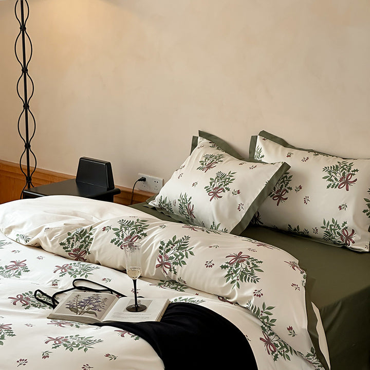 Baumwollsatin-Bettwäschegarnitur mit floralen Kränzen, Hotelverschluss und kontrastiertem Saum