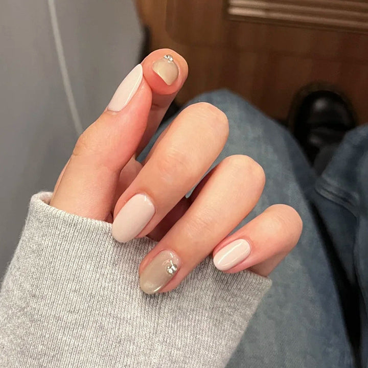 Elegantes Press-On-Nageldesign mit Strassakzenten Karnz