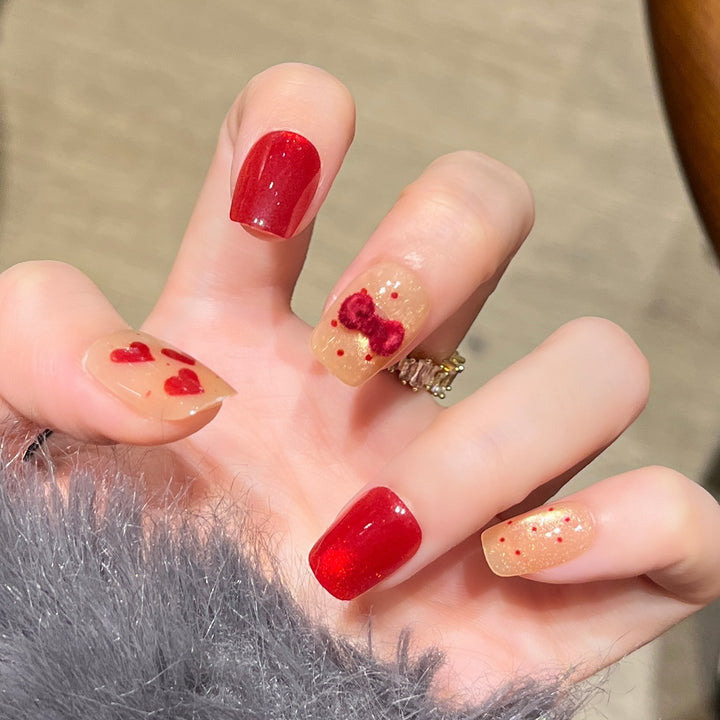 Künstlerisches Nageldesign mit dekorativen Elementen Karnz