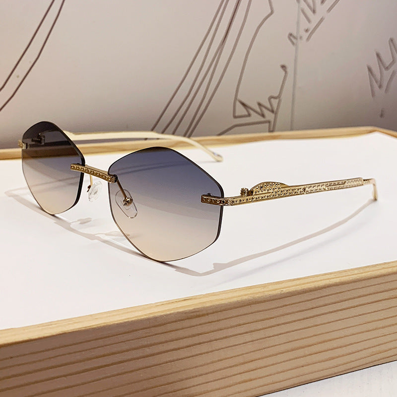 Damen extravagante Sonnenbrille mit funkelnden Akzenten Karnz