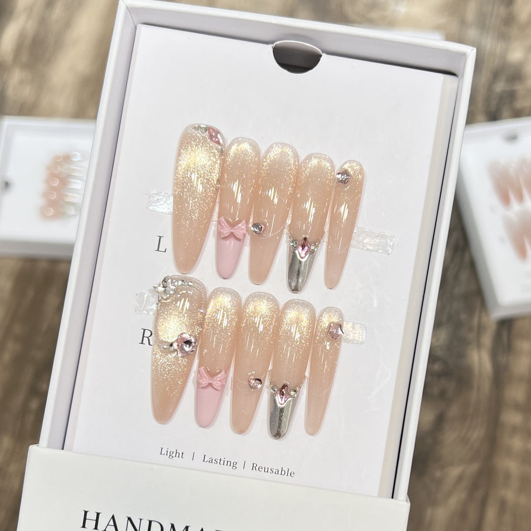 Handgefertigtes Press-On Nagelset mit dekorativen Akzenten Karnz