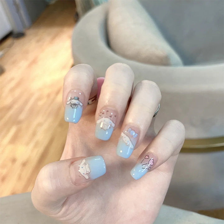 Kunstvolle Nagelverlängerungen mit elegantem Blattmuster Karnz