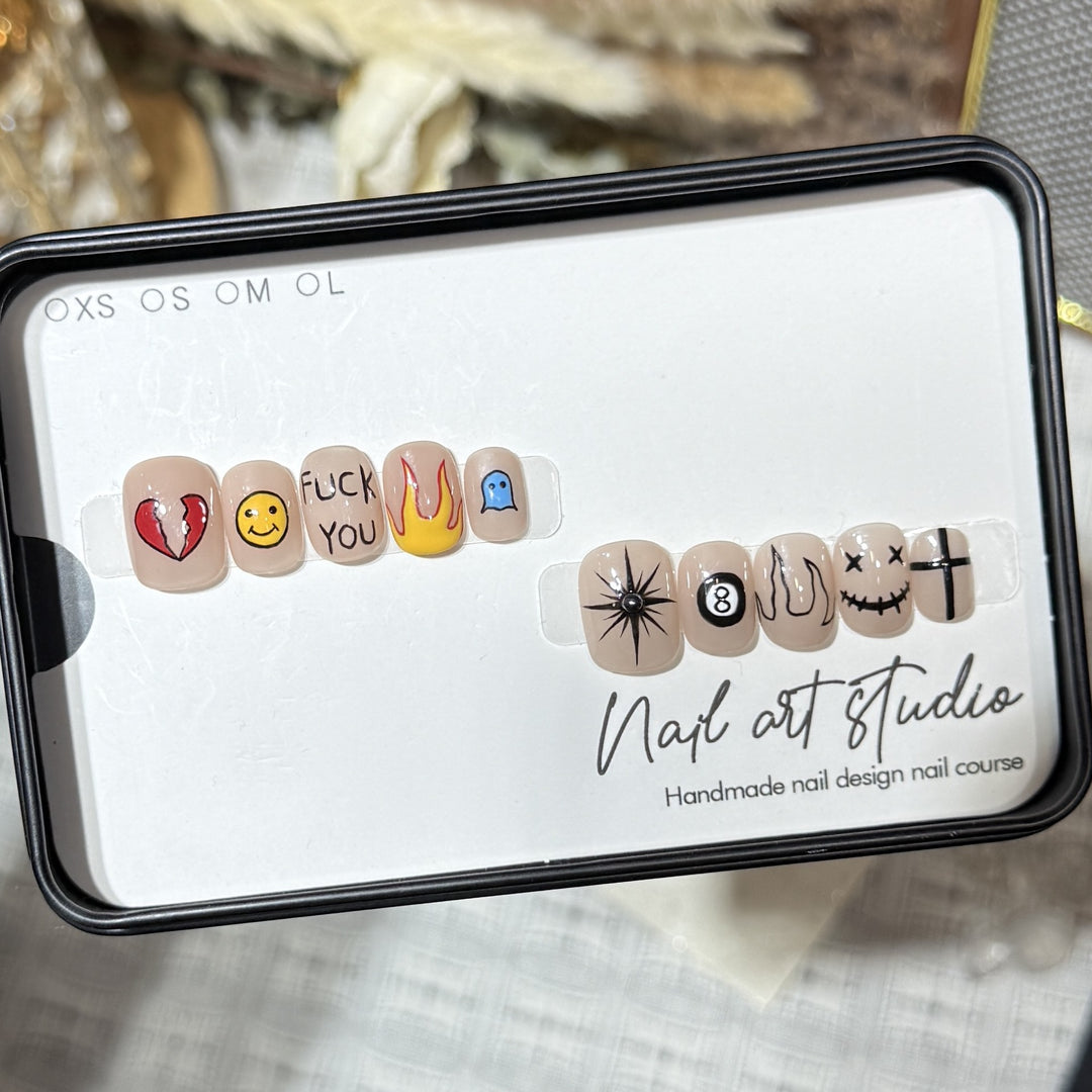 Künstlerisches Press-On-Nagelset mit einzigartigen grafischen Designs Karnz