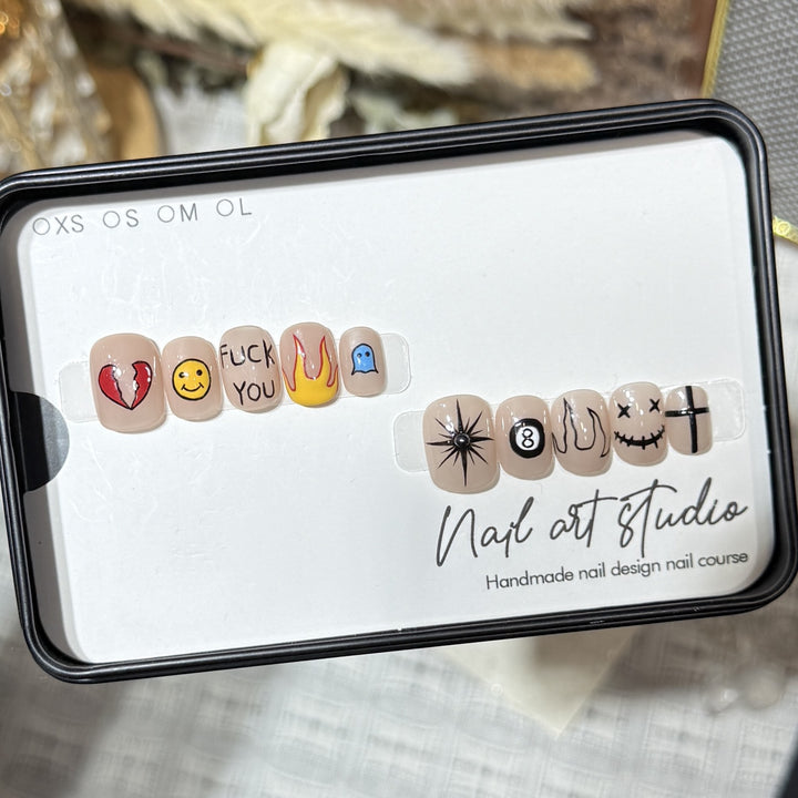Künstlerisches Press-On-Nagelset mit einzigartigen grafischen Designs Karnz