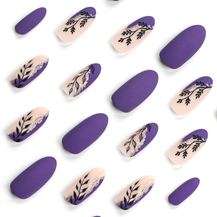 Kunstvoll verzierte Stiletto-Nägel Karnz