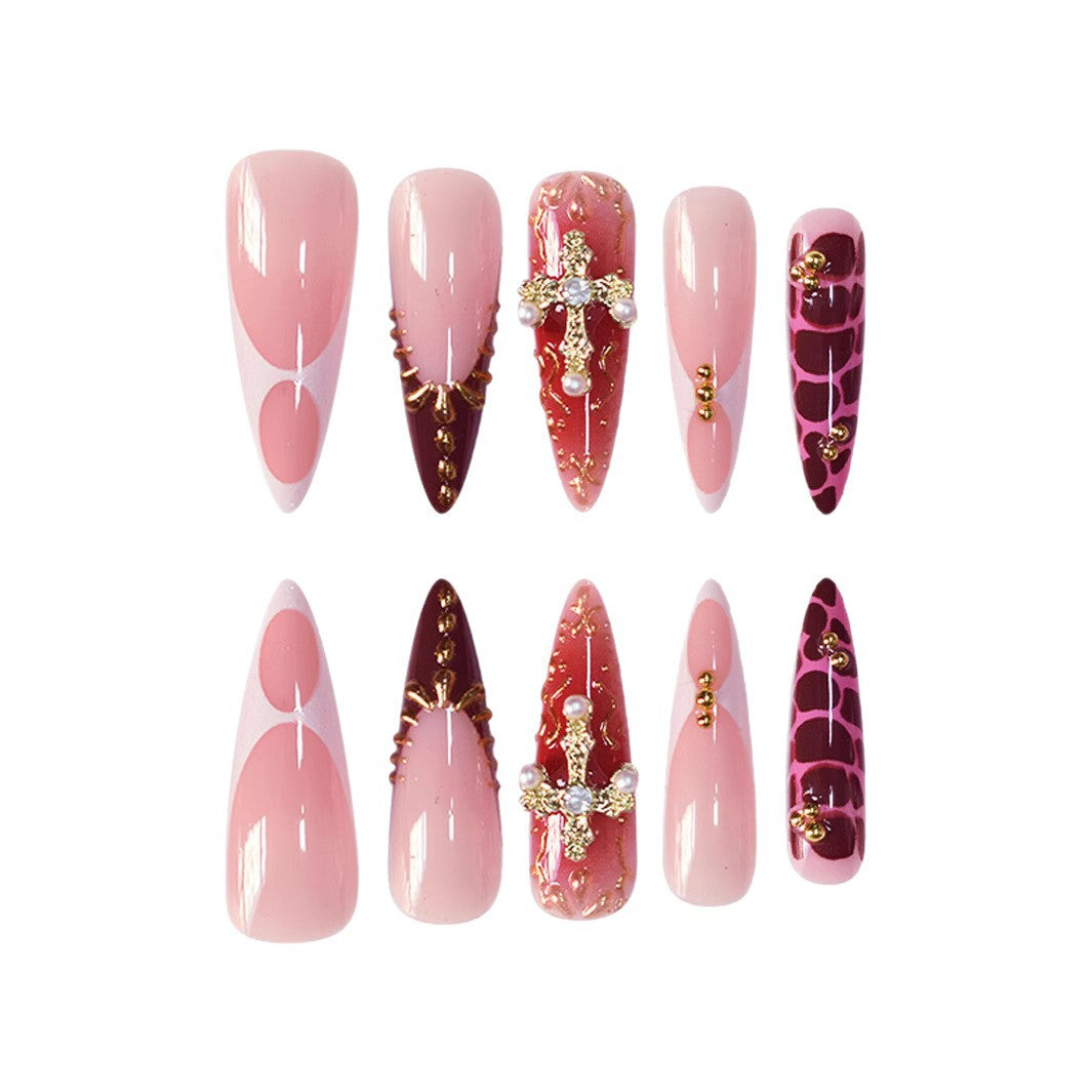 Verschnörkelte Nagelkunst Karnz