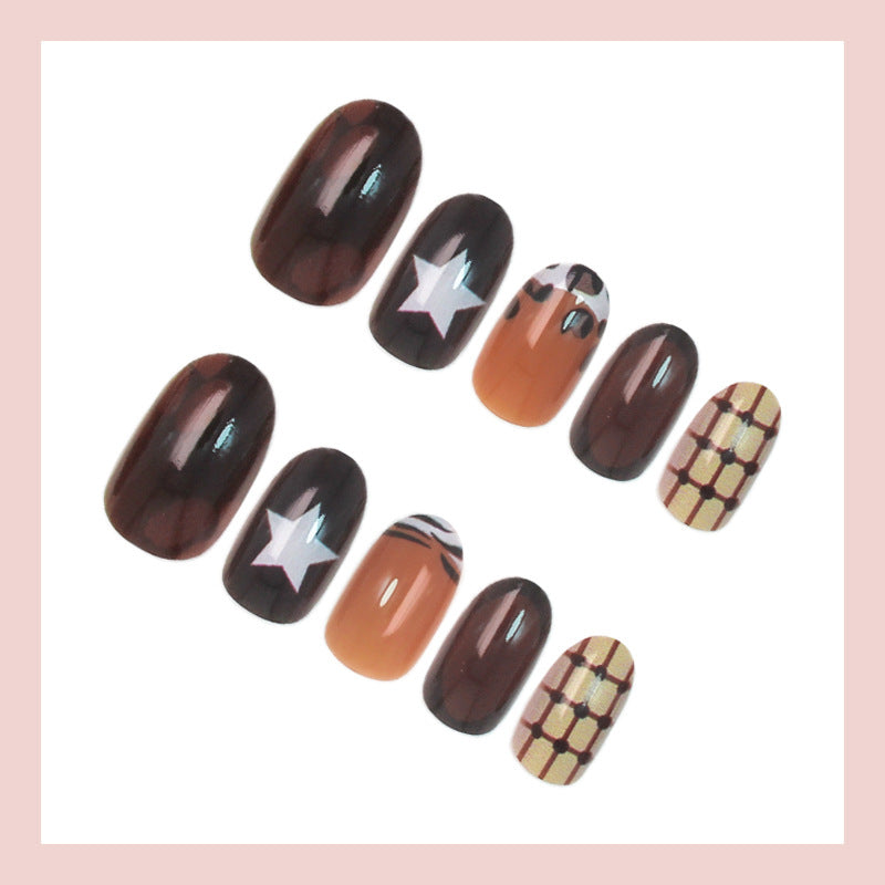 Kunstnagelset mit stilvollen geometrischen und trendigen Akzenten Karnz