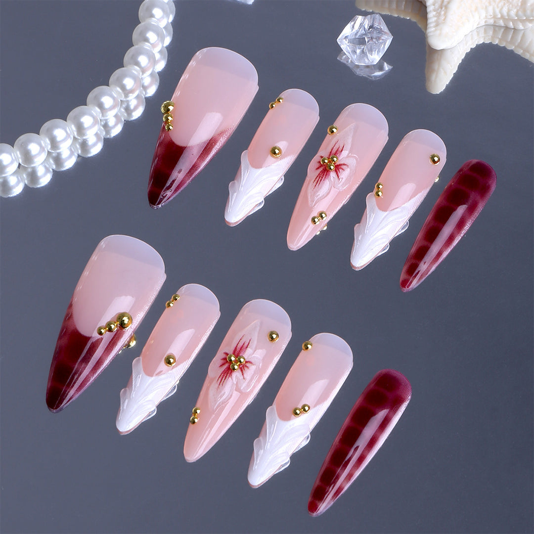 Kunstfingernägel Im Eleganten Modernen Stiletto-Stil mit Floralem Design und Goldenen Akzenten Karnz