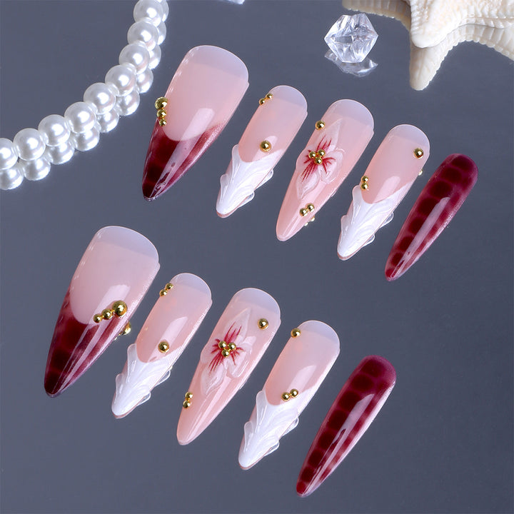 Kunstfingernägel Im Eleganten Modernen Stiletto-Stil mit Floralem Design und Goldenen Akzenten Karnz