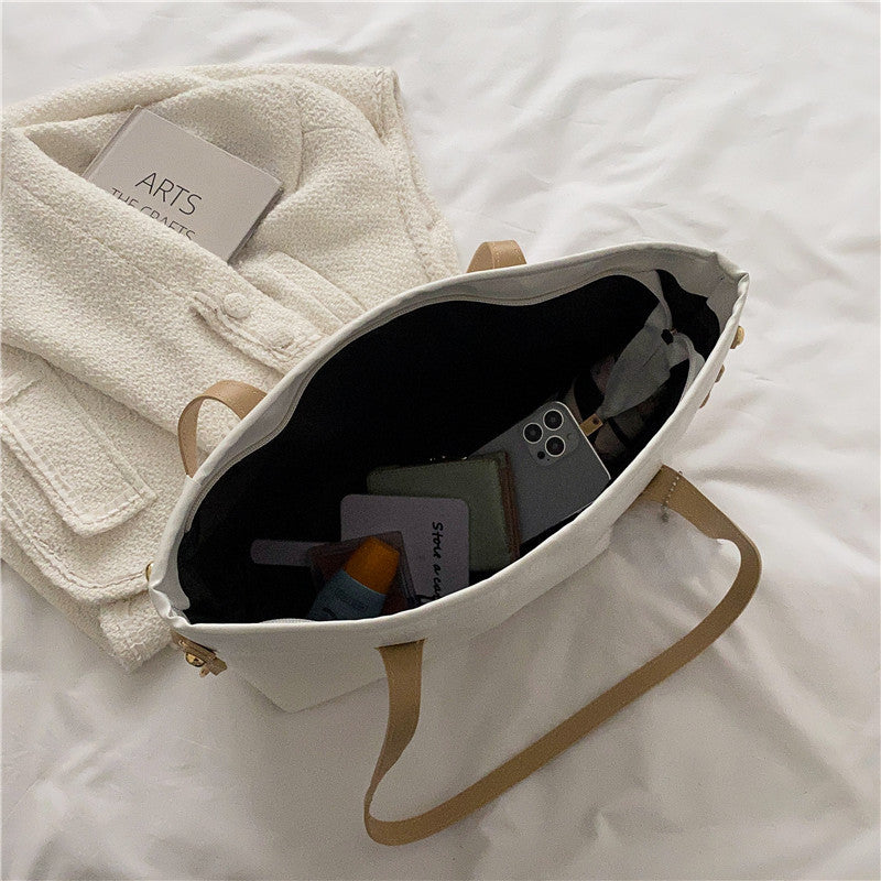 Stylische Präge-Schultertasche