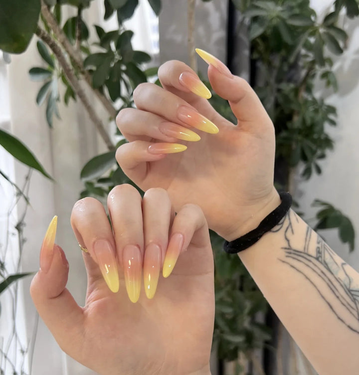 Künstlerisches Press-On-Nagelset mit einzigartigen Schleifenmotiven Karnz