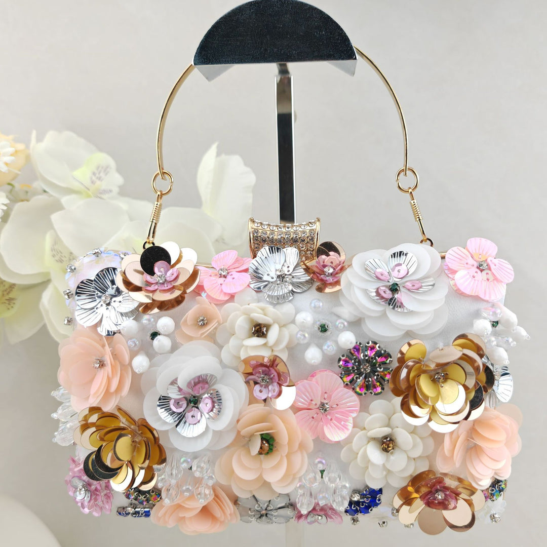 Blumig verzierte Abend-Clutch