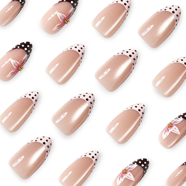 Kunstvolle Nagelverlängerungen mit Blüten- und Punktedesign Karnz